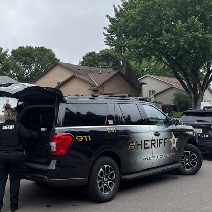 Investigadores en la casa del matrimonio Hoffman en Chaplin, Minnesota.