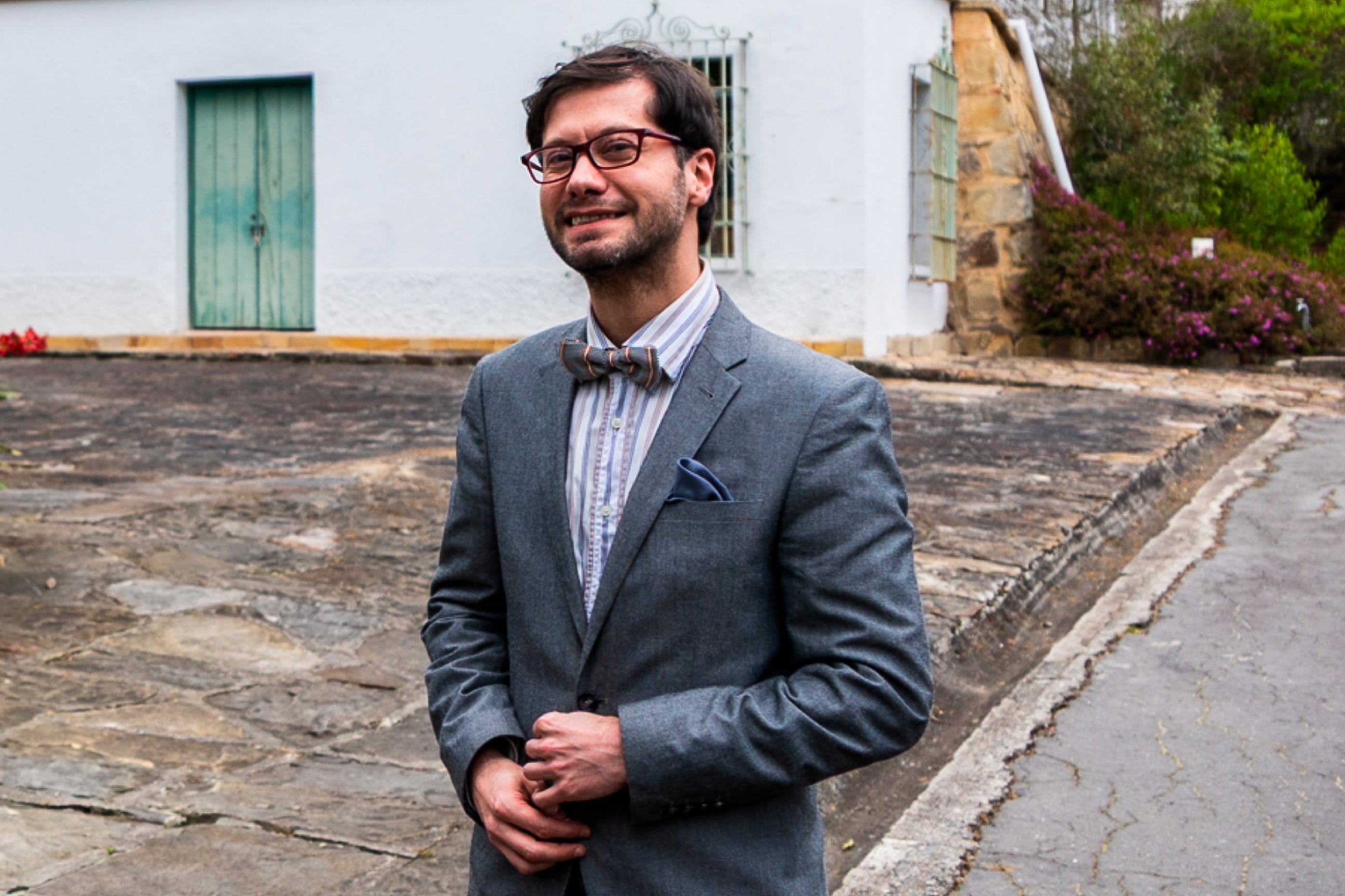 Sergio Esteban Vélez, el funcionario poeta que arremete contra la rebeldía en la literatura colombiana
