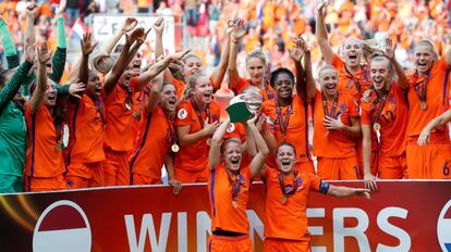 La selección holandesa de fútbol femenino celebra la victoria en el campeonato de Europa.