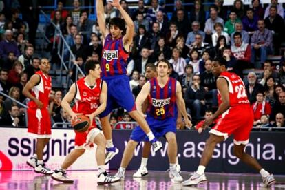 Ricky Rubio salta frente a Rodrigo San Miguel.