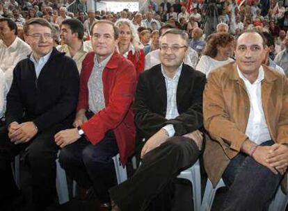 Jordi Sevilla, Fernando Puras, José Blanco, Carlos Chivite y Patxi López, en un acto de los socialistas navarros en Mendavia en octubre de 2006.