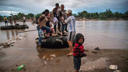 Migrantes provenientes de África y Haití se internan a territorio mexicano este jueves, por las márgenes del rio Suchiate en la linea fronteriza de México y Guatemala. 