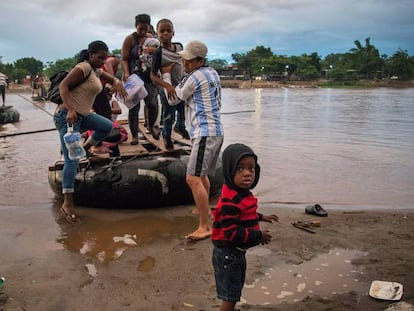 Migrantes provenientes de África y Haití se internan a territorio mexicano este jueves, por las márgenes del rio Suchiate en la linea fronteriza de México y Guatemala.