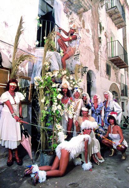 Un desfile callejero por Ibiza en los años 70.