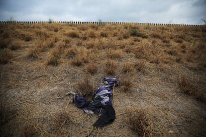 Ropa abandonada cerca de la valla fronteriza entre Estados Unidos y México, el 10 de mayo del 2017, en McAllen, Texas.