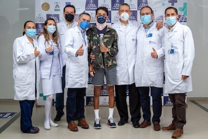 Egan Bernal, en el centro, junto al personal médico del hospital del que recibió el alta.