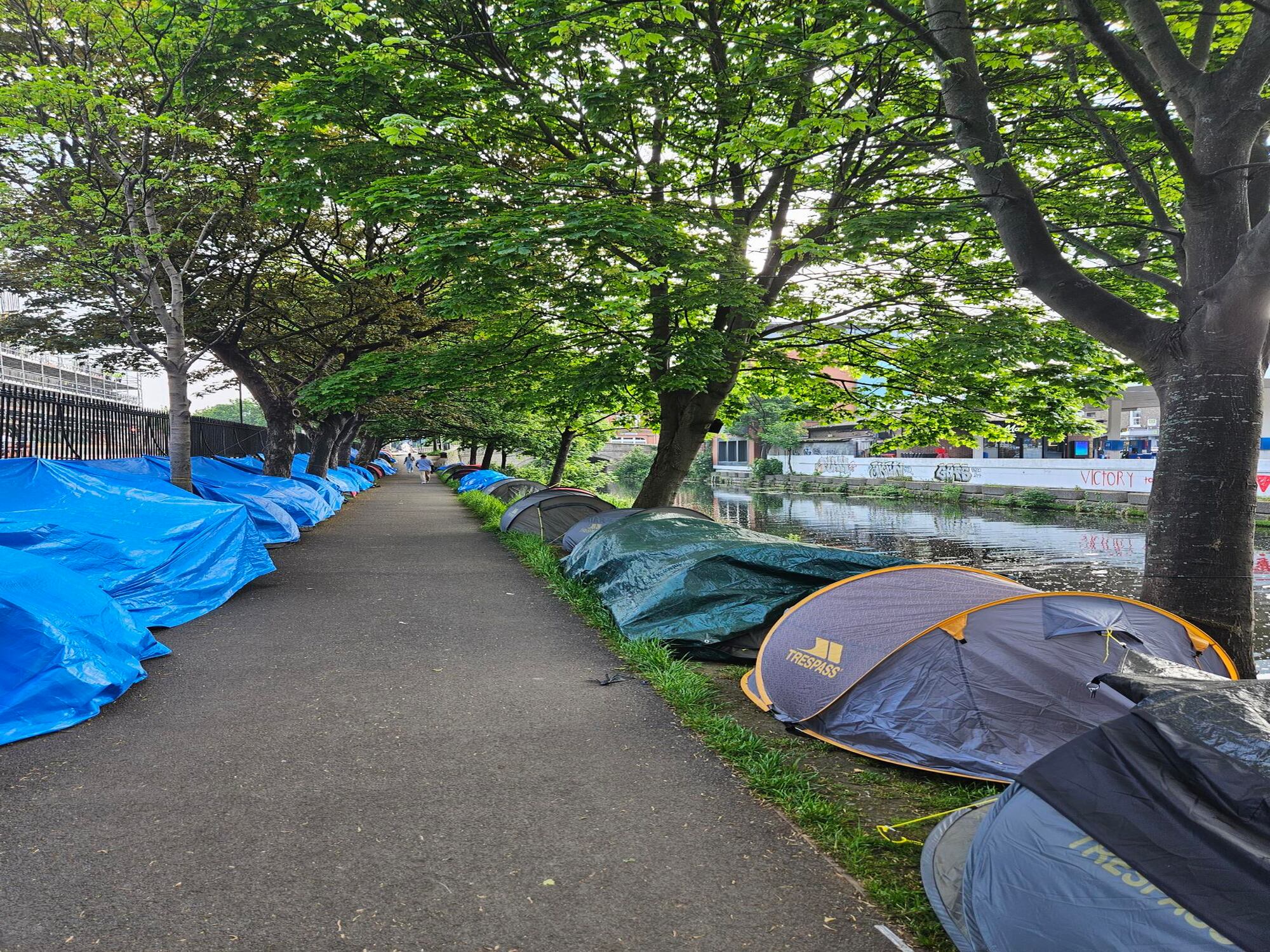 Tiendas de los inmigrantes a orillas del Gran Canal de Dublín, este jueves.