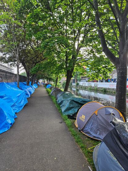 Immigrant shops on the banks of the Grand Canal in Dublin, this Thursday.