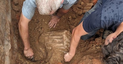 Los especialistas desentierran un fragmento de la columna de mármol de origen griego en el yacimiento del Turuñuelo de Guareña, en Badajoz.