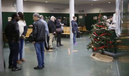 Pacientes aguardan en la cola del CAP Sud de Terrassa. 