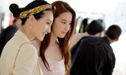 Las actrices Liu Yi Fei y y An Xiao Zuo en la tienda de Dior en Cannes.