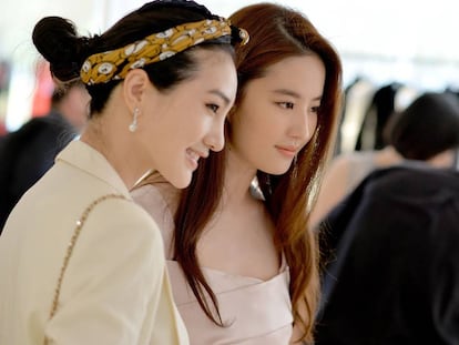 Las actrices Liu Yi Fei y y An Xiao Zuo en la tienda de Dior en Cannes.