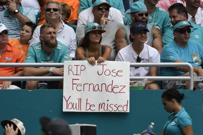 Una seguidora de los Miami Dolphins sujeta un cartel que reza "RIP José Fernández. Te echaremos de menos", este domingo durante un partido contra Cleveland Browns.