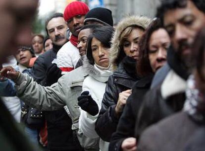 Decenas de personas esperaban ayer a ser atendidas en el registro central de Madrid.