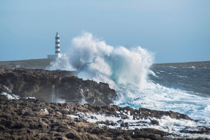 Un fuerte oleaje rompe frente al faro de Biniancolla, Menorca, el lunes, donde se ha activado la alerta amarilla por viento de 50 a 60 km/h y olas de 3 a 4 metros.
