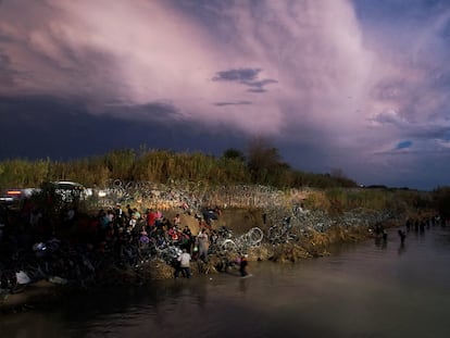 Migrantes cruzan el río Bravo para llegar a Eagle Pass (Texas), el 27 de septiembre.