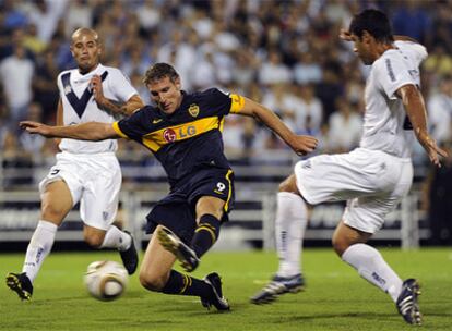 Palermo dispara entre dos defensores de Vélez.