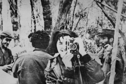 Tania snaps a photo while Che Guevara (left) smiles in the background during a stop in the jungle of Ñancahuazú, Bolivia in 1967.