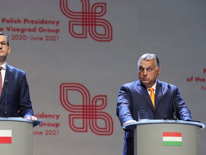 Los primeros ministros de Polonia, Mateusz Morawiecki, y Hungría, Viktor Orbán, en una conferencia de prensa el pasado septiembre.