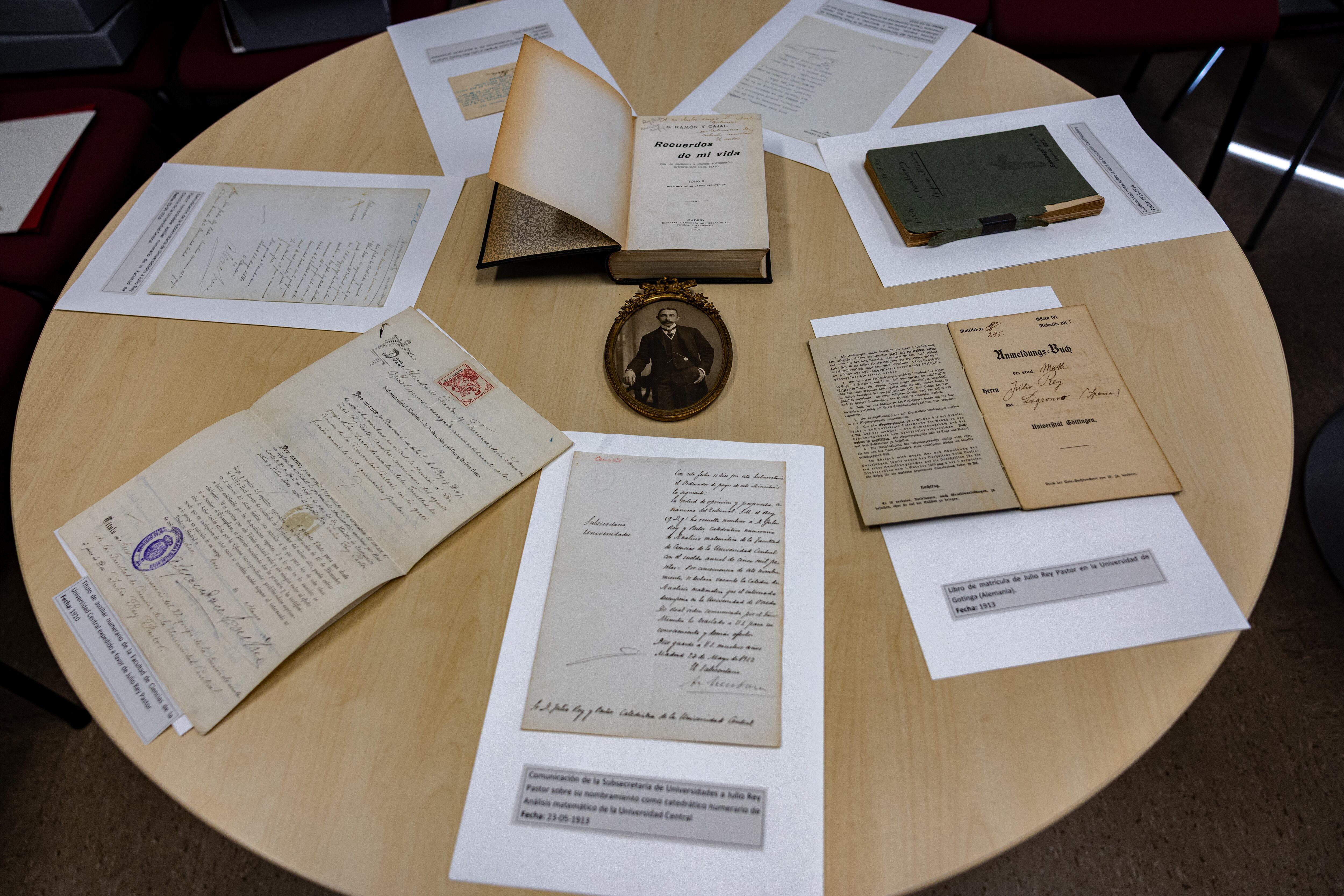 Algunos de los documentos de Julio Rey recibidos en el CSIC, el libro de Cajal dedicado y, en el centro, un retrato de Avelino Gutiérrez.