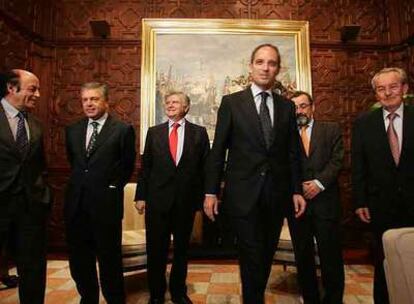 Francisco Camps, ayer durante la reunión con la patronal en el Palau de la Generalitat.