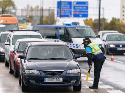 Control policial para filtrar el acceso a Burgos tras el cierre decretado para evitar nuevos contagios.