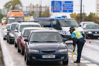 Control policial para filtrar el acceso a Burgos tras el cierre decretado para evitar nuevos contagios.