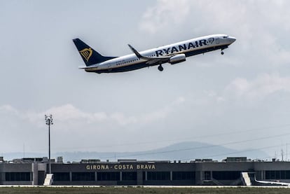 Salida de un vuelo de Ryanair en el aeropuerto de Girona.