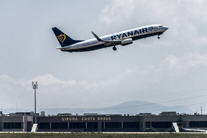 Salida de un vuelo de Ryanair en el aeropuerto de Girona.