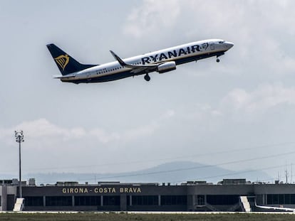 Salida de un vuelo de Ryanair en el aeropuerto de Girona, en una imagen de archivo