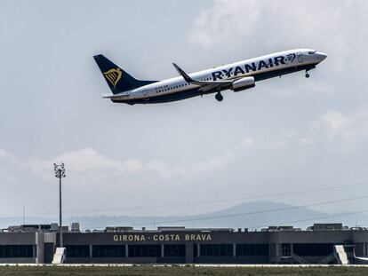 Salida de un vuelo de Ryanair en el aeropuerto de Girona.