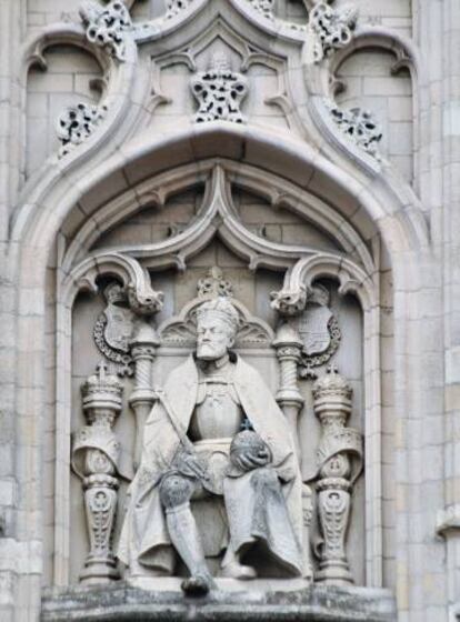 Retrato del emperador Carlos V en la fachada principal del Ayuntamiento de Malinas, que ocupa el edificio de la antigua lonja de paños en la plaza Grote Markt.