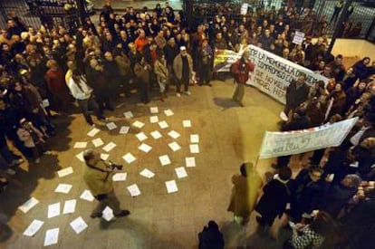 Protesta, ayer por la tarde ante el Auditorio Municipal de Orihuela, en defensa de la memoria de Miguel Hernández.