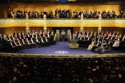 El Concert Hall de Estocolmo ha sido como cada año testigo de la ceremonia de entrega de los premios Nobel. El escenario está presidido por un busto del inspirador de los galardones, Alfred Nobel, inventor de la dinamita. Falleció en 1896, pero los primeros galardones no se concedieron hasta 1901. La fecha de su muerte, el 10 de diciembre, marca la de la ceremonia de la entrega desde entonces.