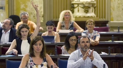 La presidenta del Govern, Francina Armengol durante una sesión del Parlamento balear.