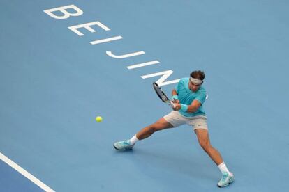 Nadal golpea la pelota durante el partido ante Djokovic