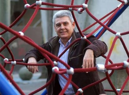 El director del Clube Voleibol Marineda, José Manuel Touriño, en la plaza coruñesa de As Conchiñas.