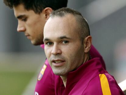 Andrés Iniesta (d) durante un entrenamiento con el Barcelona.