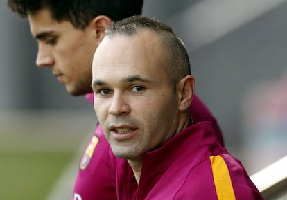 Andrés Iniesta (d) durante un entrenamiento con el Barcelona.