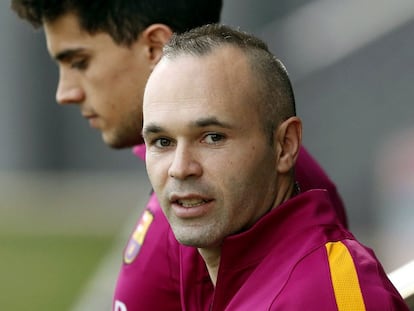 Andrés Iniesta (d) durante un entrenamiento con el Barcelona.