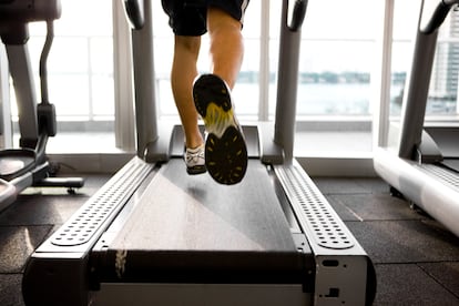 Hombre haciendo ejercicio en una cinta de correr.