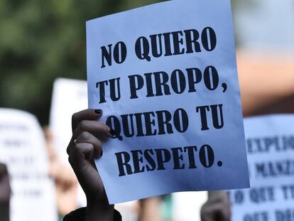 Una mujer sostiene un cartel durante una protesta contra la violencia de género en Ciudad de México.