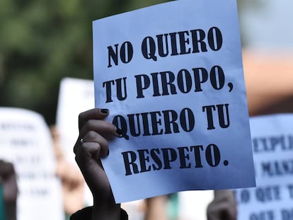 Una mujer sostiene un cartel durante una protesta contra la violencia de género en Ciudad de México.