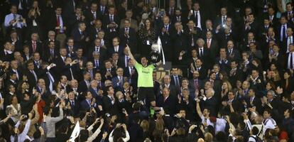 Casillas recoge la Copa en el palco de Mestalla