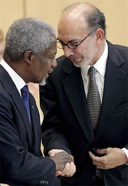 Kofi Annan saluda ayer en Ginebra a Luis de Alba, presidente del nuevo consejo.