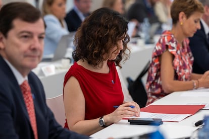 Desde la izquierda, el presidente de la Junta de Castilla y León, Alfonso Fernández Mañueco; la presidenta de la Comunidad de Madrid, Isabel Díaz Ayuso, y la presidenta de Navarra, María Chivite, al inicio de la XXVIII Conferencia de Presidentes.