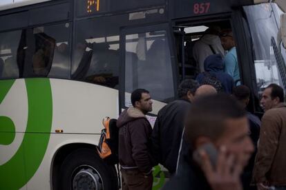 Trabajadores palestinos suben a un autobús de la empresa Afikim en el paso de Eyal.