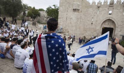 Un judío envuelto en una bandera estadounidense, este domingo en Jerusalén.