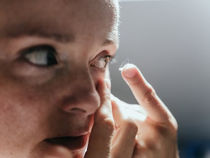 Una mujer se pone lentillas.