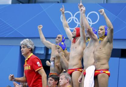 El banquillo de España celebra un gol.